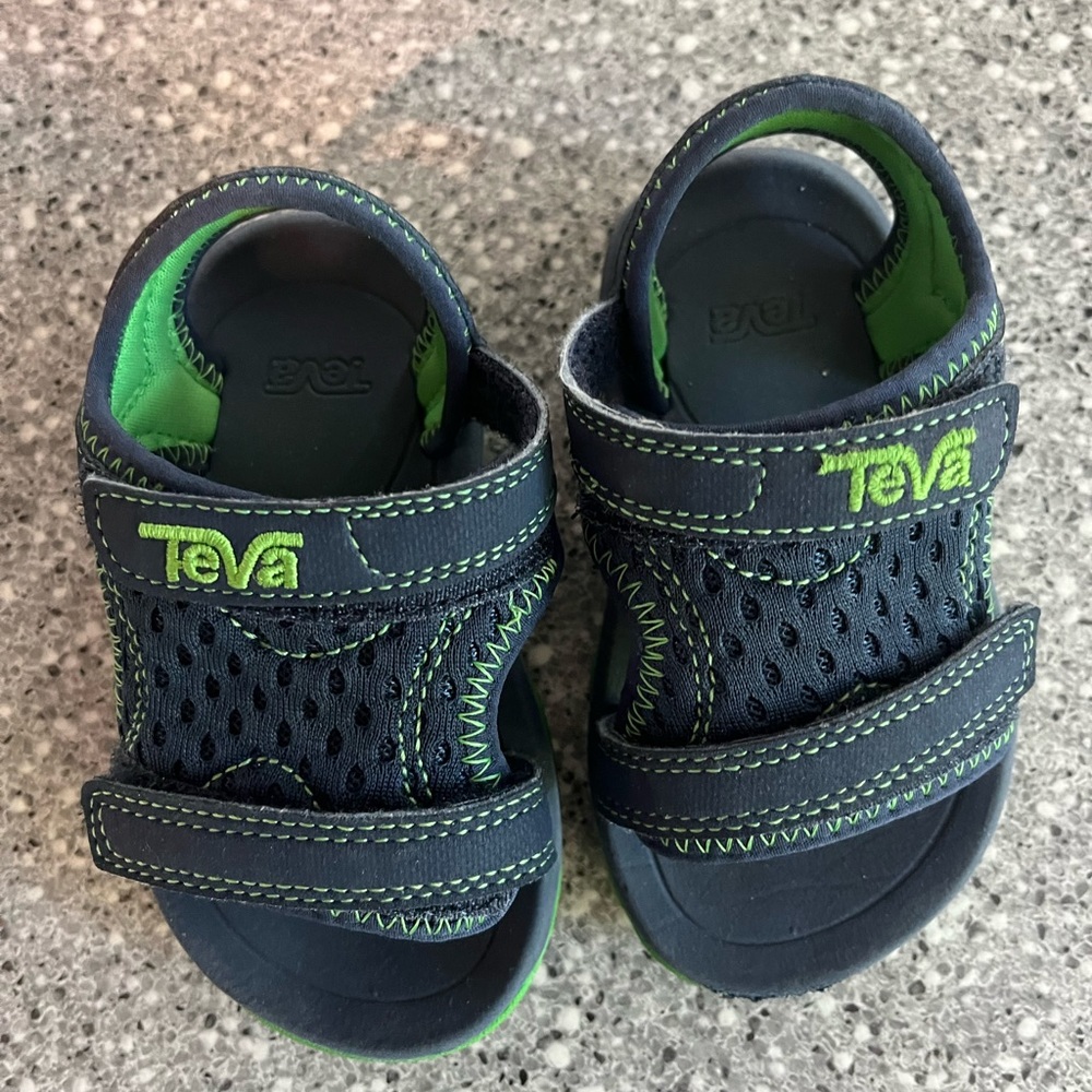 Teva Velcro boys sandals. Only worn twice. Size 5.